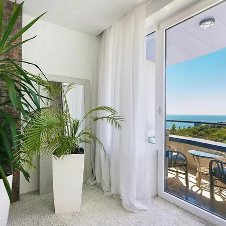Апартаменты Direct Sea View